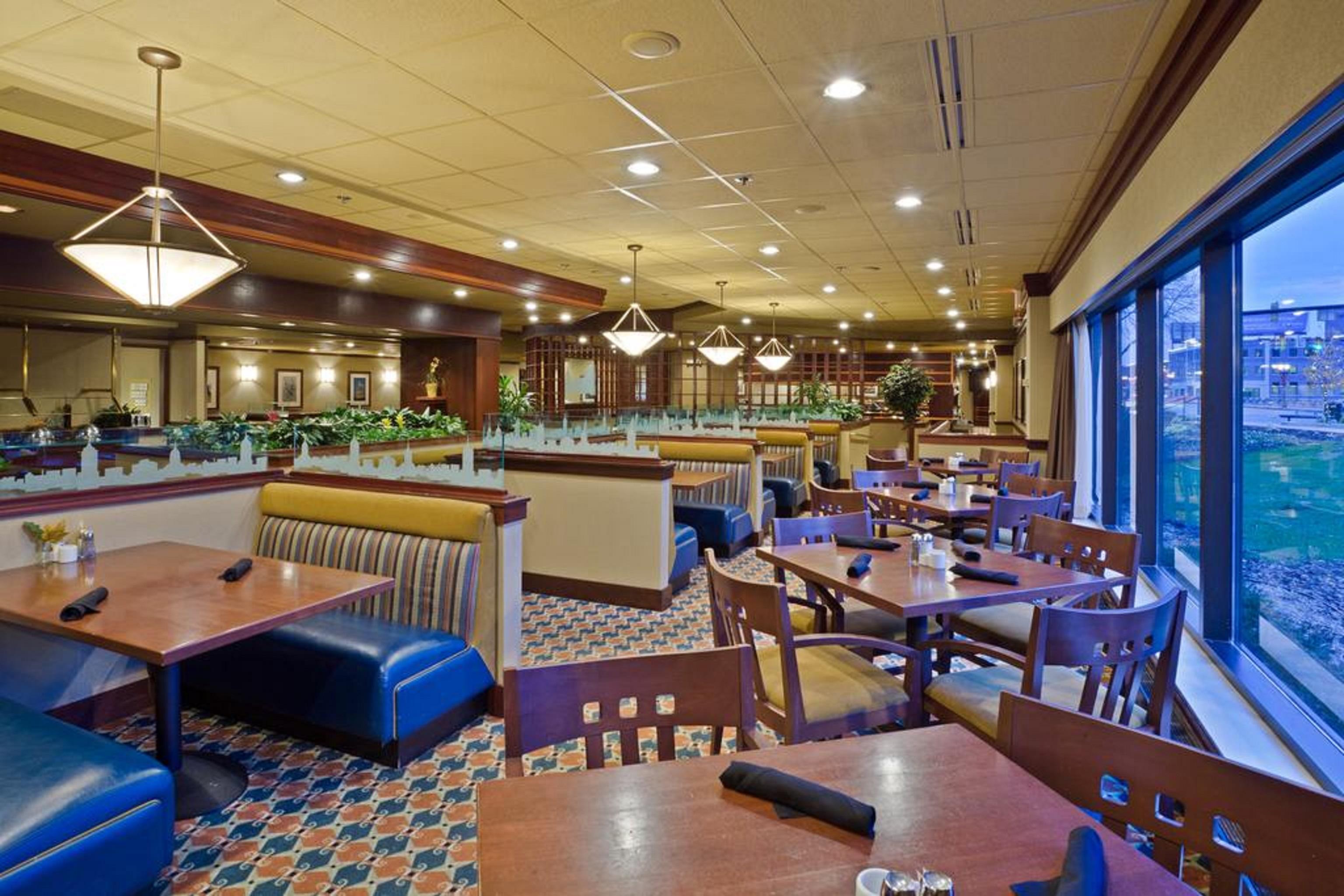 Doubletree By Hilton Lansing Hotel Екстериор снимка