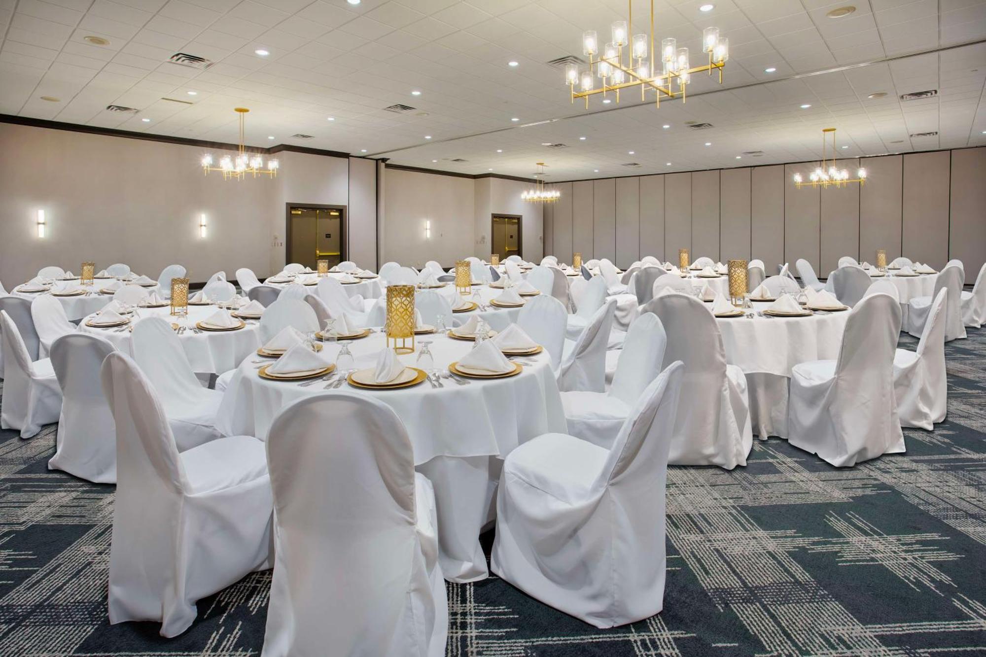 Doubletree By Hilton Lansing Hotel Екстериор снимка
