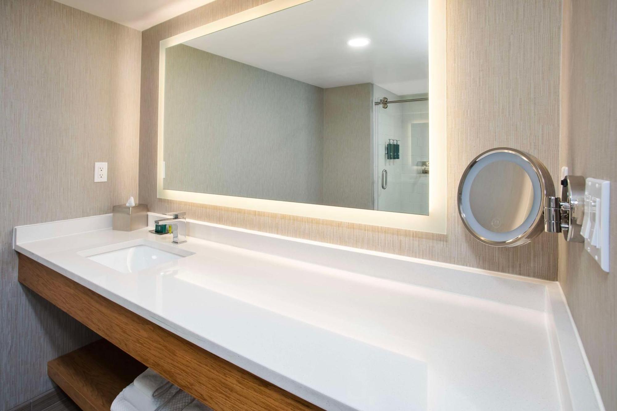 Doubletree By Hilton Lansing Hotel Екстериор снимка