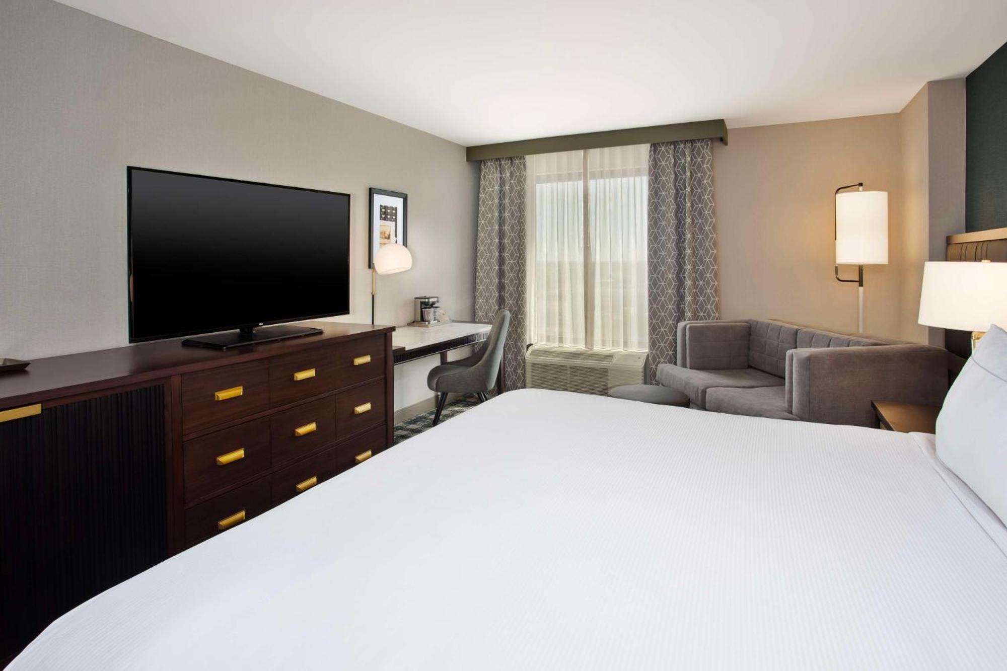 Doubletree By Hilton Lansing Hotel Екстериор снимка