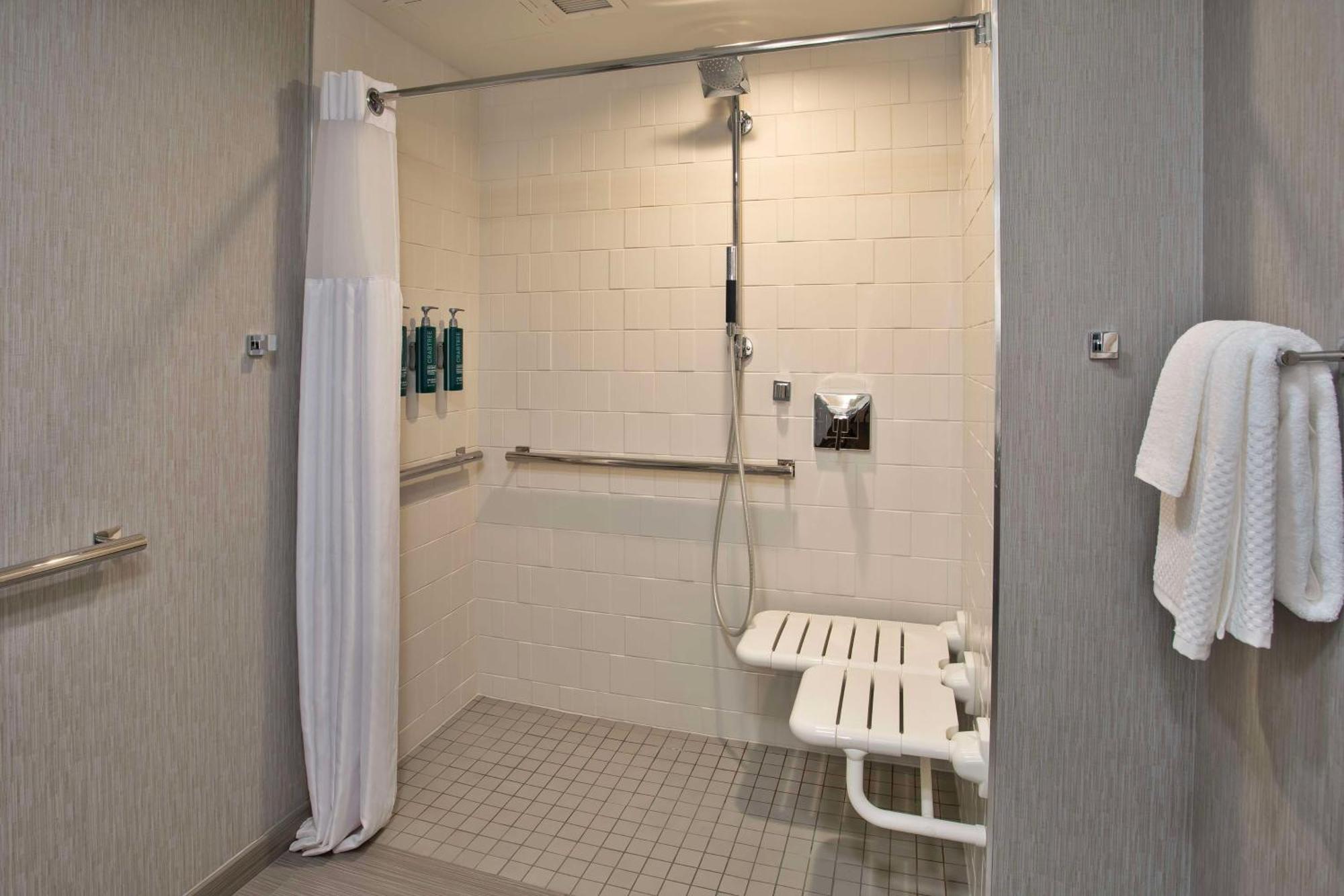 Doubletree By Hilton Lansing Hotel Екстериор снимка