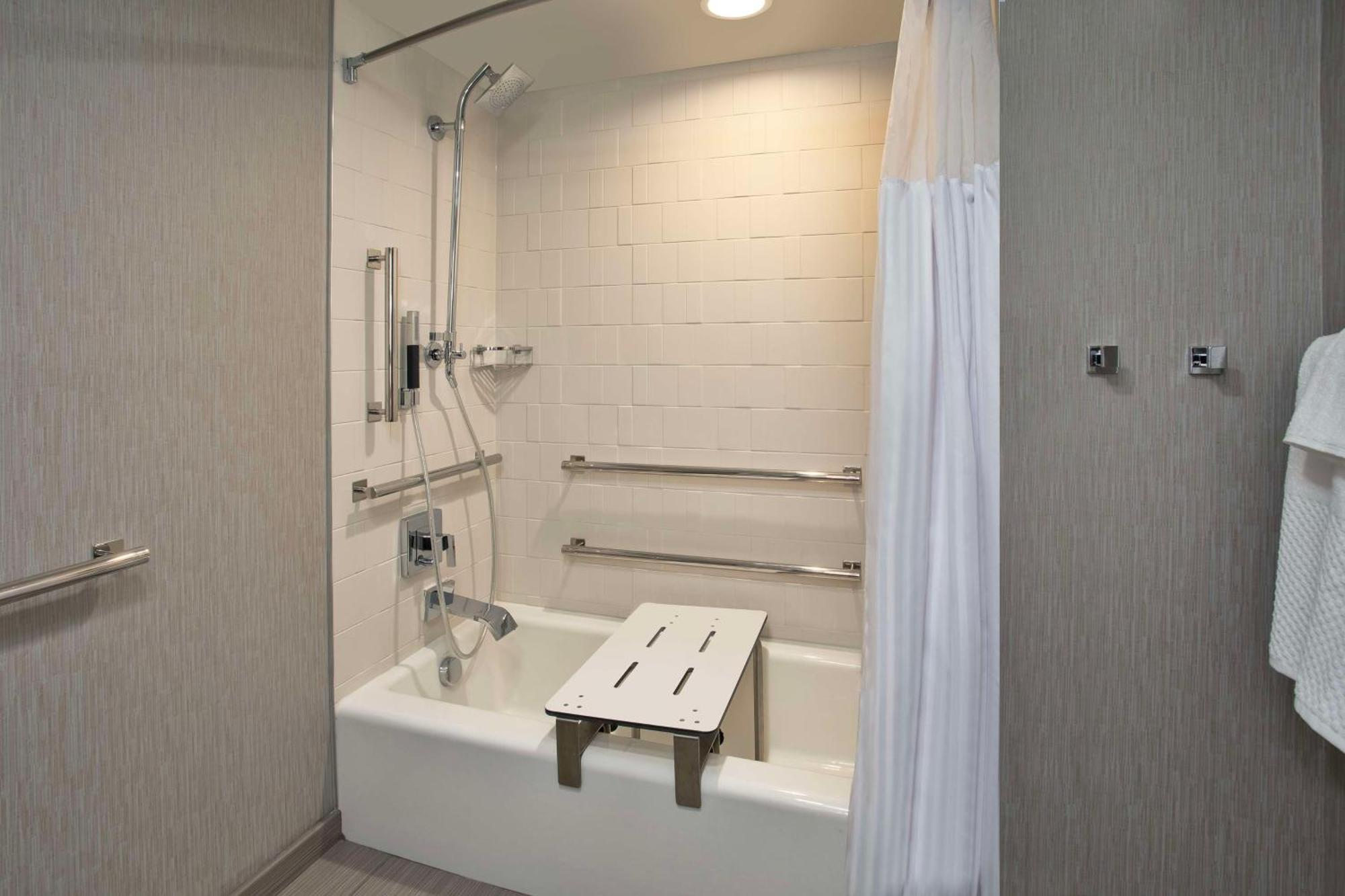 Doubletree By Hilton Lansing Hotel Екстериор снимка