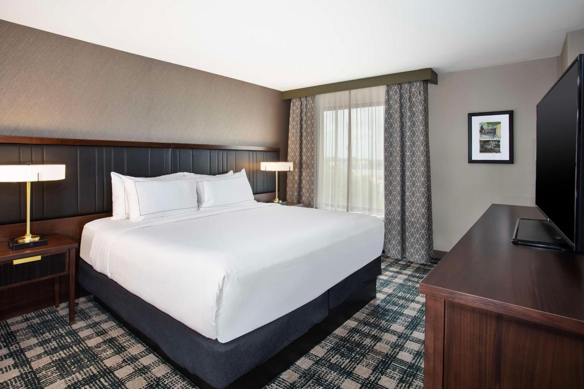 Doubletree By Hilton Lansing Hotel Екстериор снимка