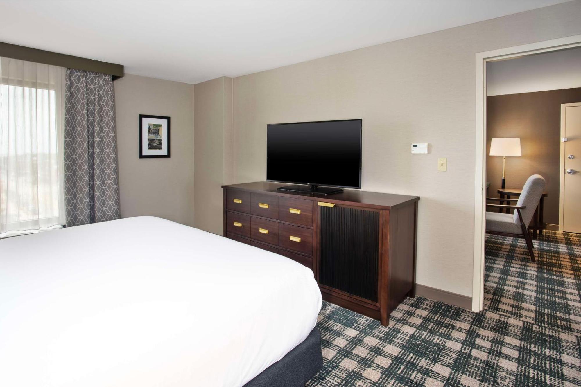 Doubletree By Hilton Lansing Hotel Екстериор снимка