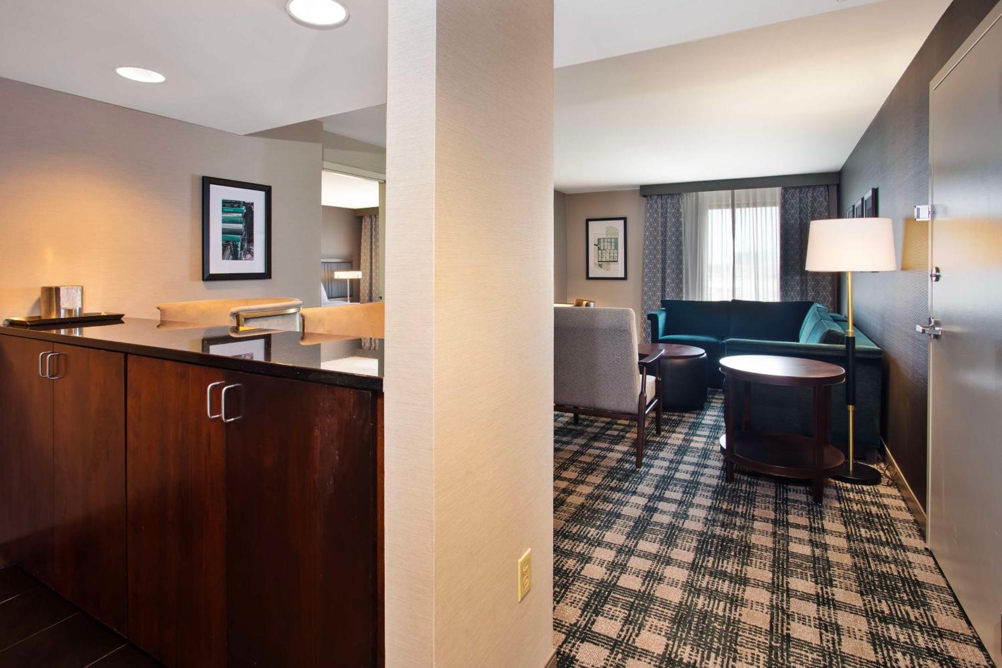 Doubletree By Hilton Lansing Hotel Екстериор снимка