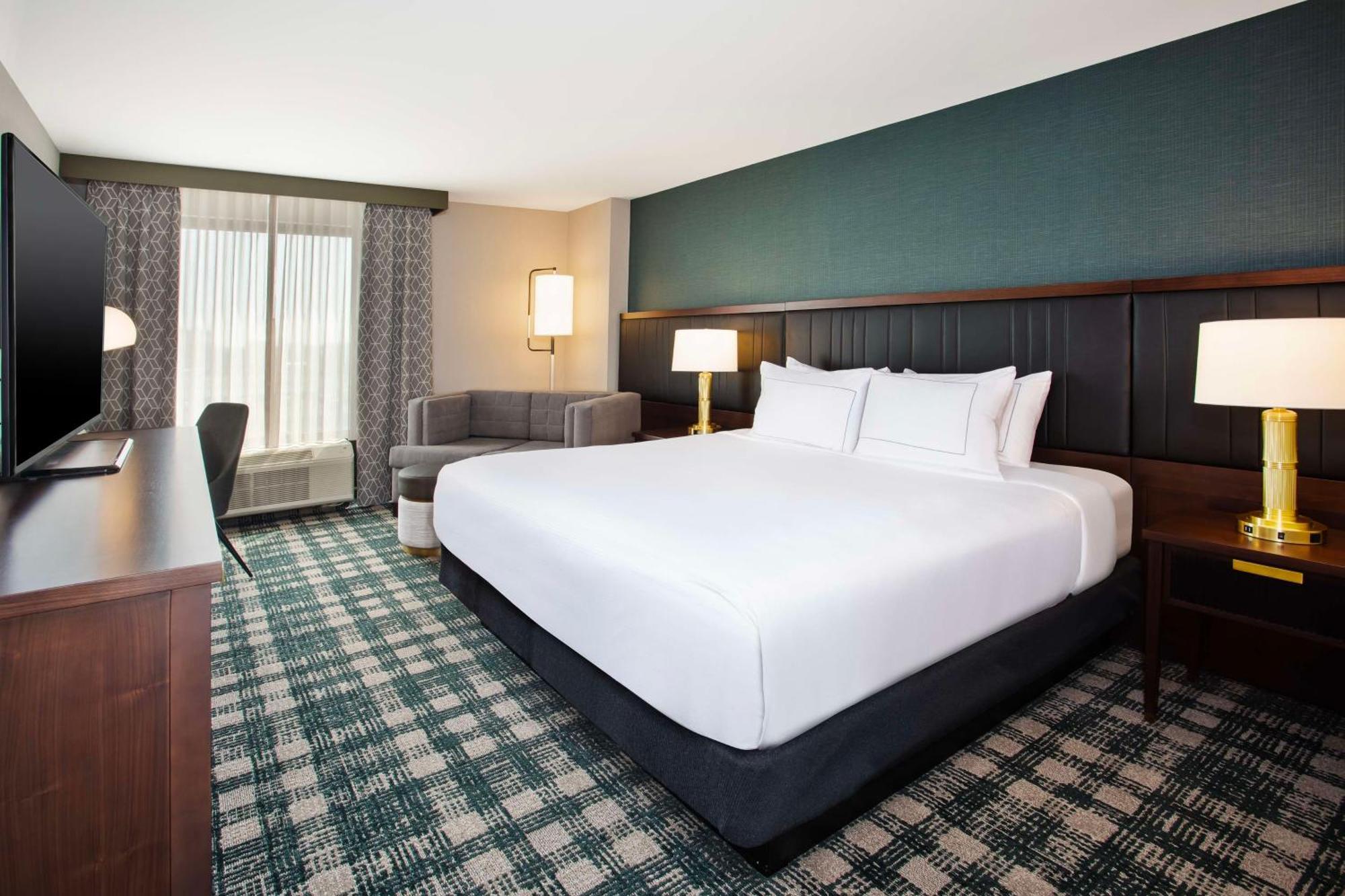 Doubletree By Hilton Lansing Hotel Екстериор снимка