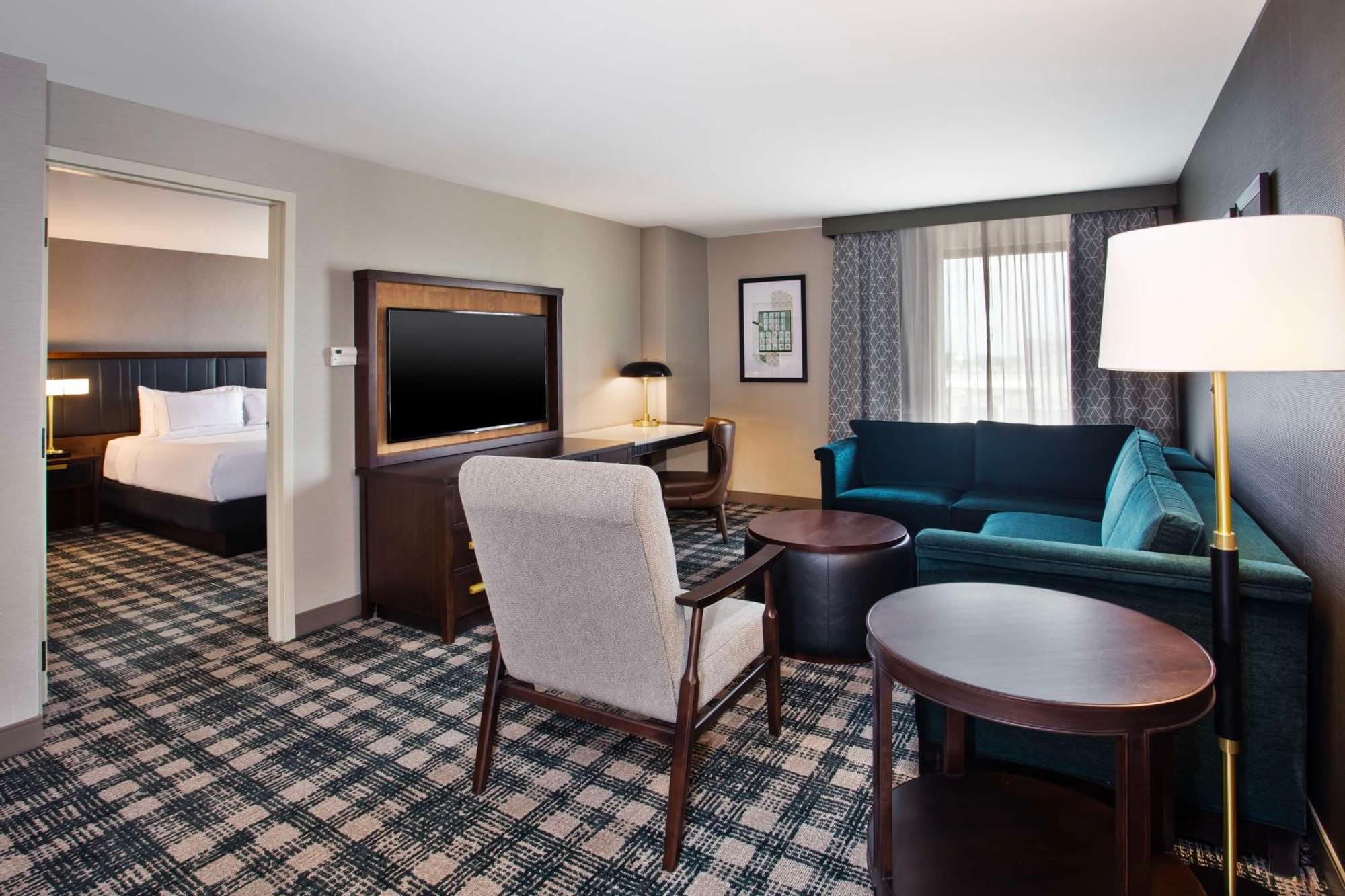 Doubletree By Hilton Lansing Hotel Екстериор снимка