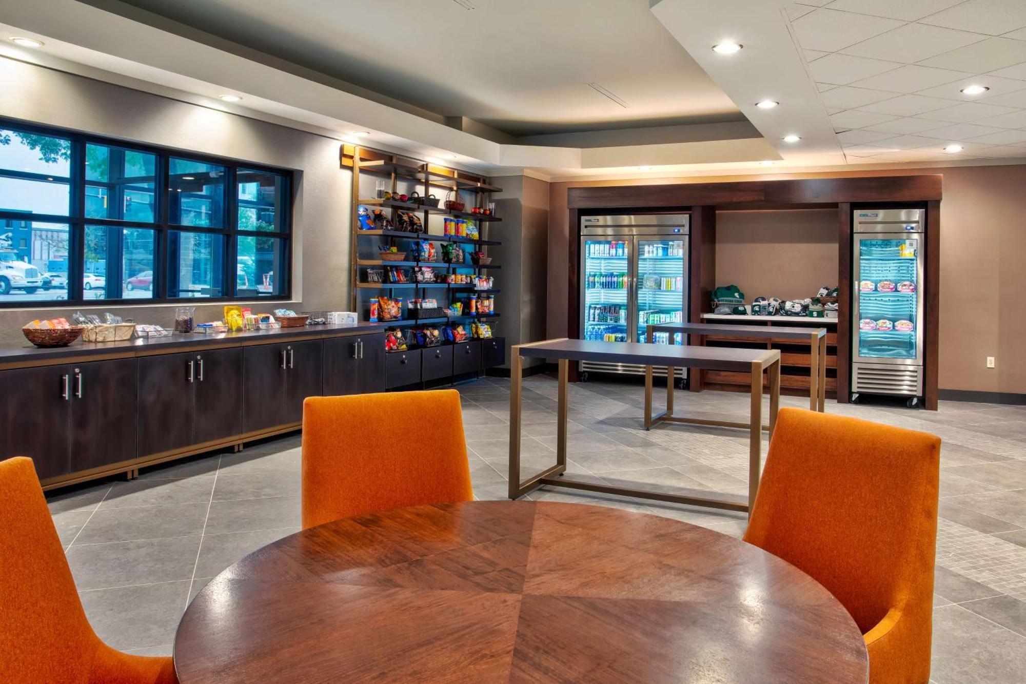 Doubletree By Hilton Lansing Hotel Екстериор снимка