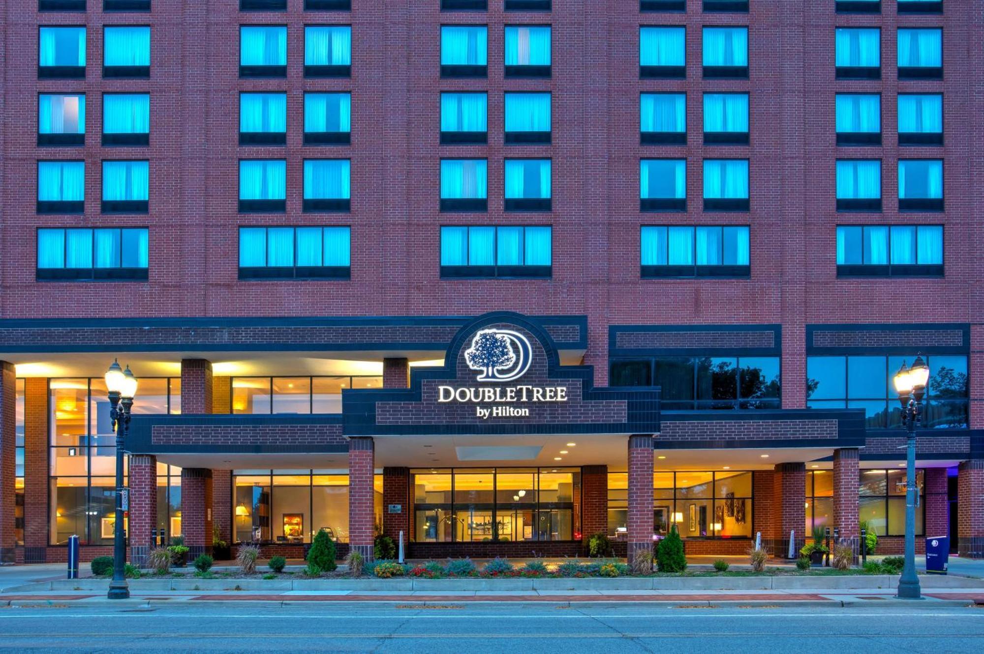 Doubletree By Hilton Lansing Hotel Екстериор снимка