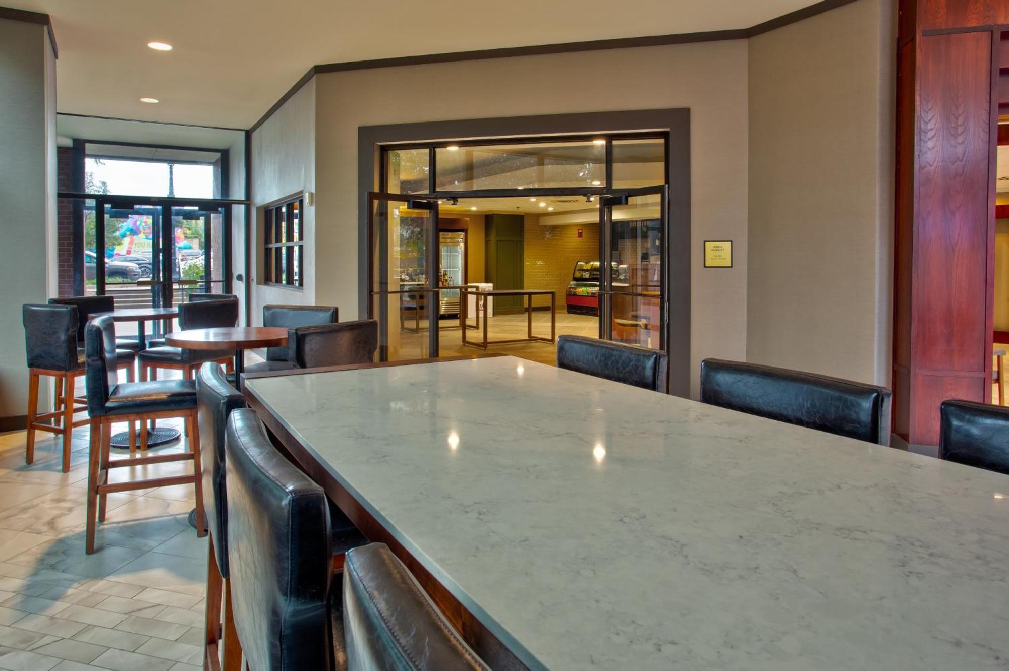 Doubletree By Hilton Lansing Hotel Екстериор снимка