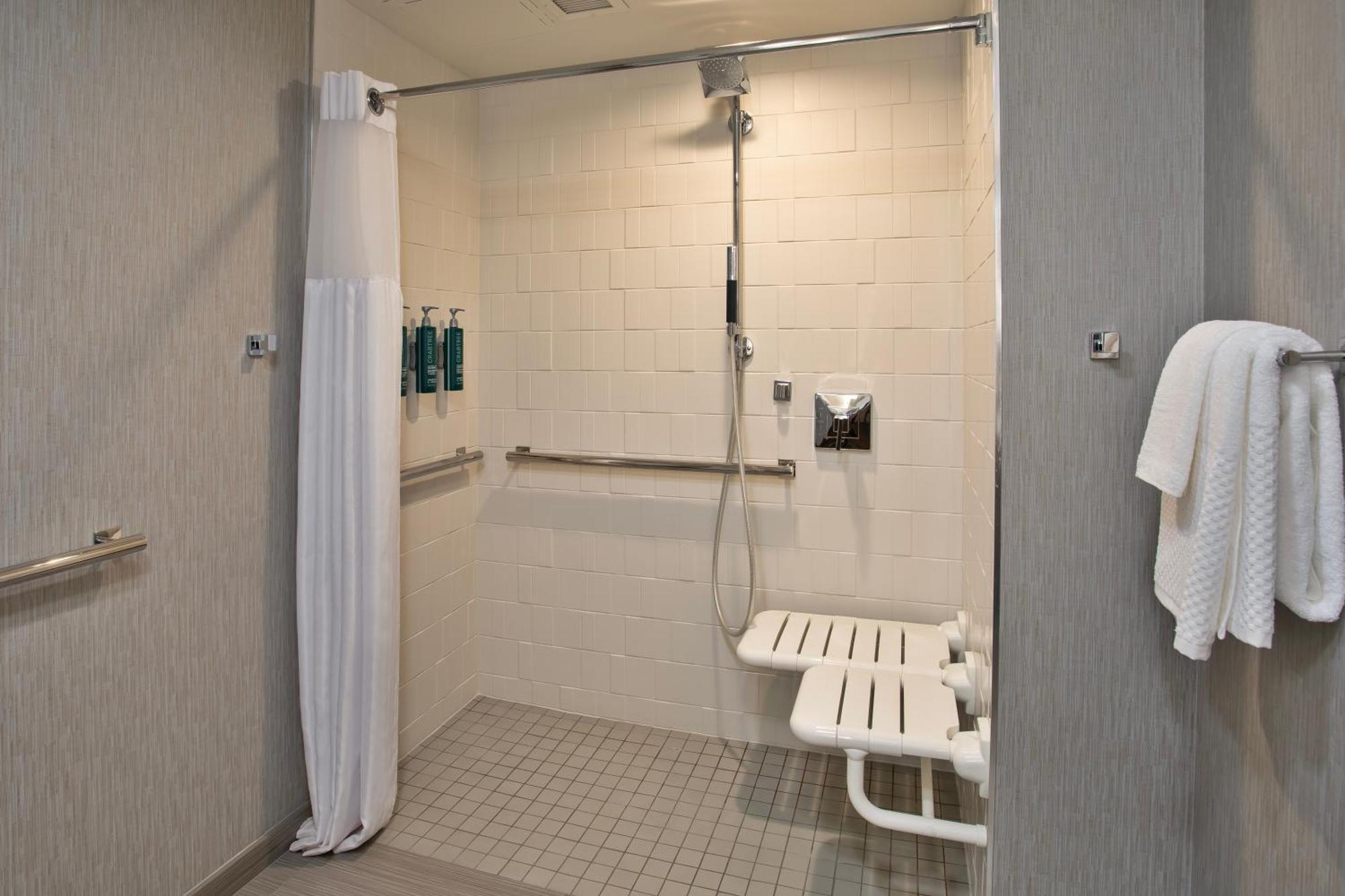 Doubletree By Hilton Lansing Hotel Екстериор снимка