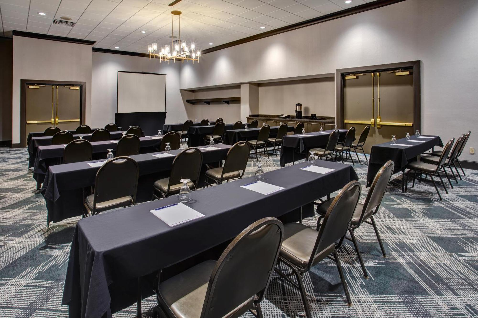 Doubletree By Hilton Lansing Hotel Екстериор снимка