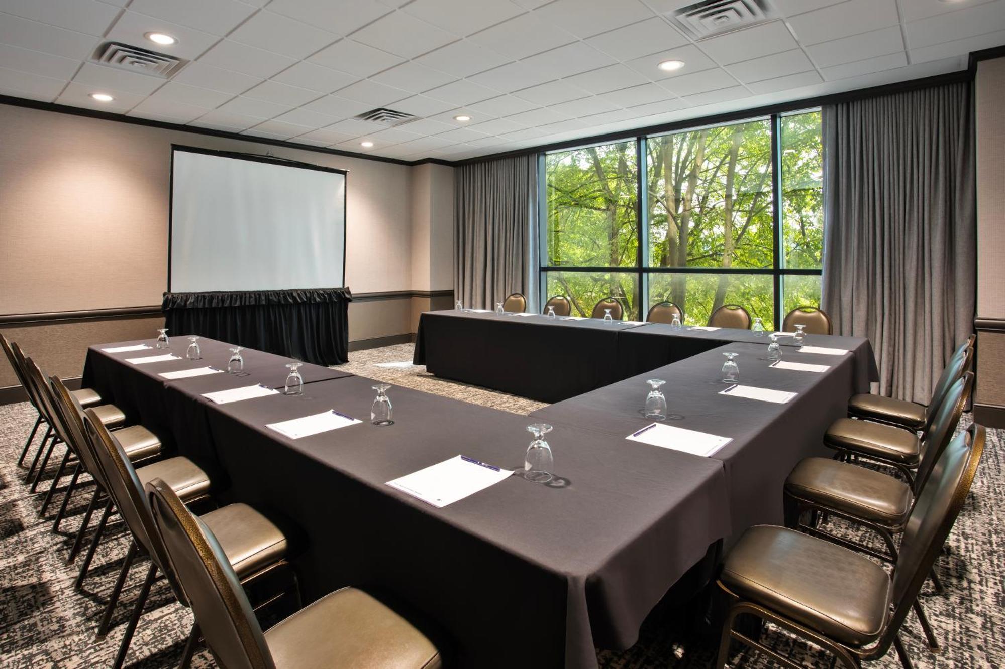 Doubletree By Hilton Lansing Hotel Екстериор снимка