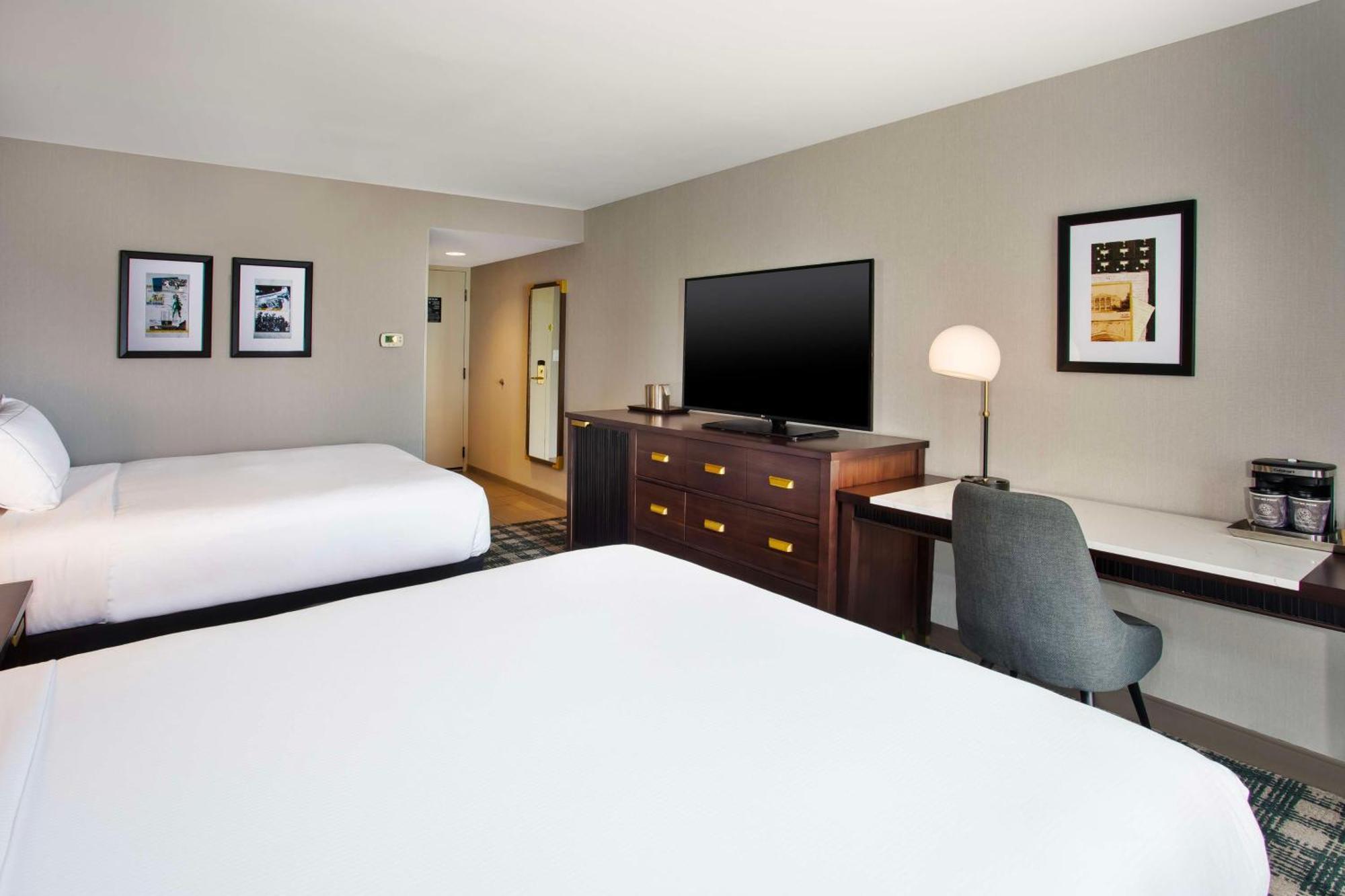 Doubletree By Hilton Lansing Hotel Екстериор снимка