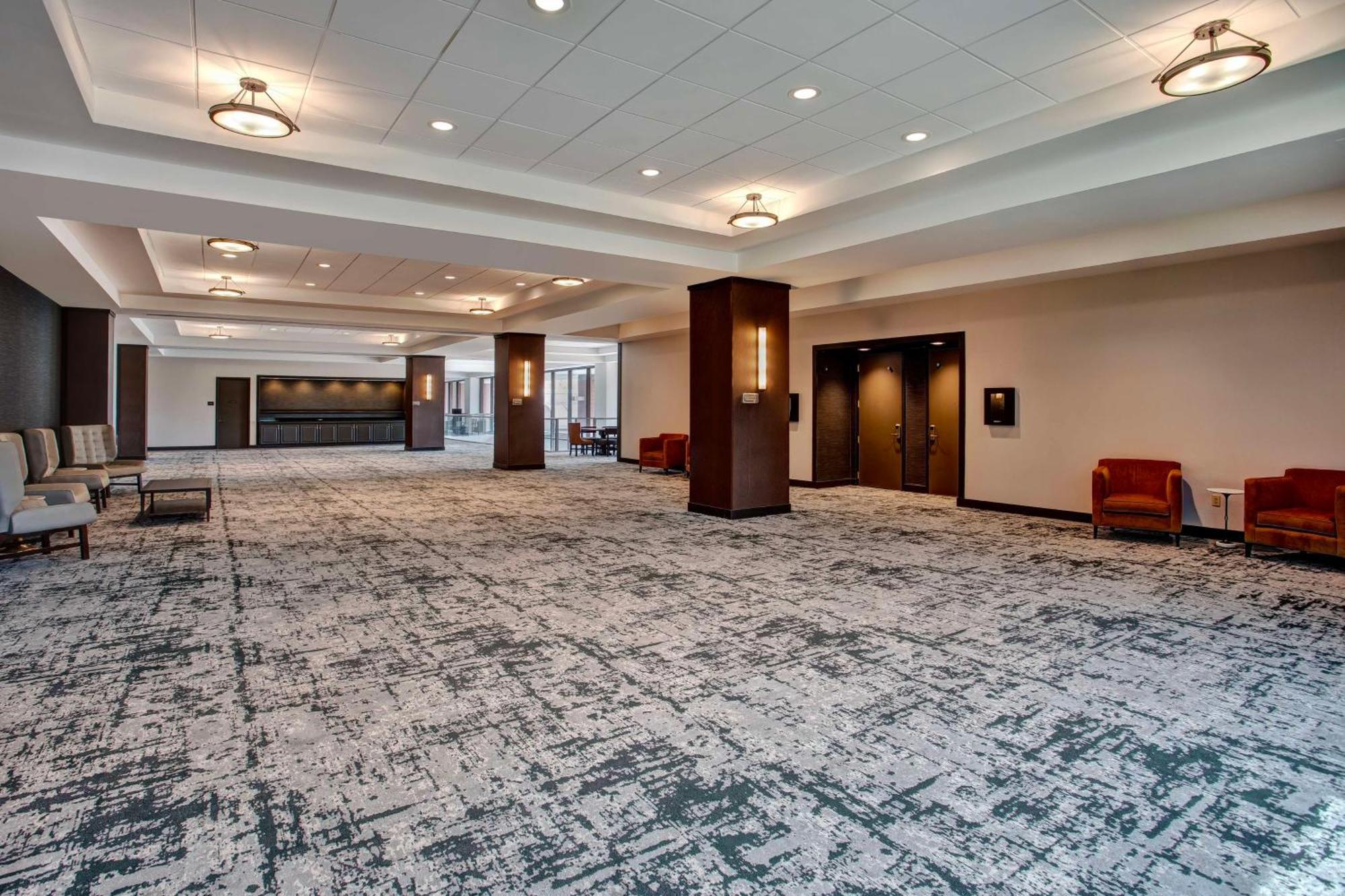 Doubletree By Hilton Lansing Hotel Екстериор снимка