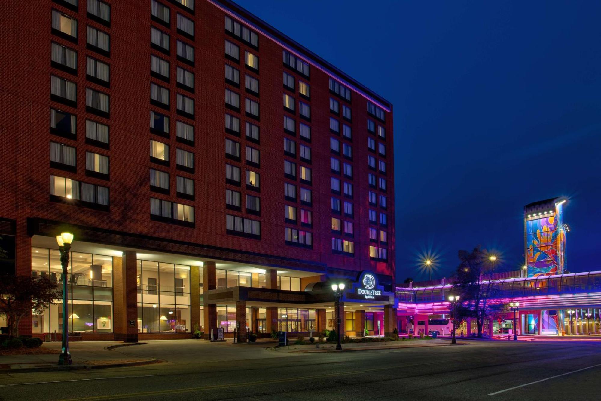 Doubletree By Hilton Lansing Hotel Екстериор снимка