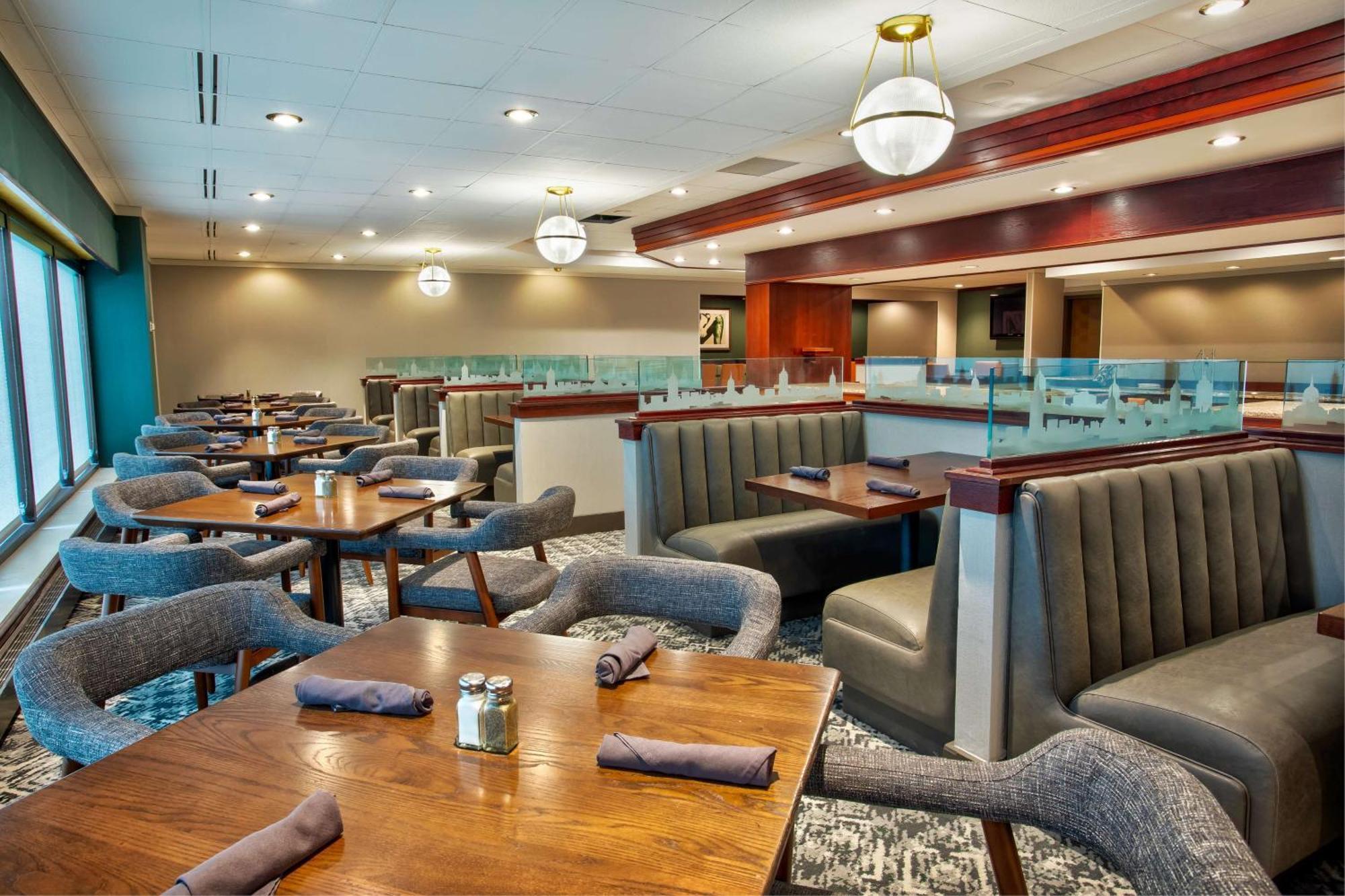 Doubletree By Hilton Lansing Hotel Екстериор снимка