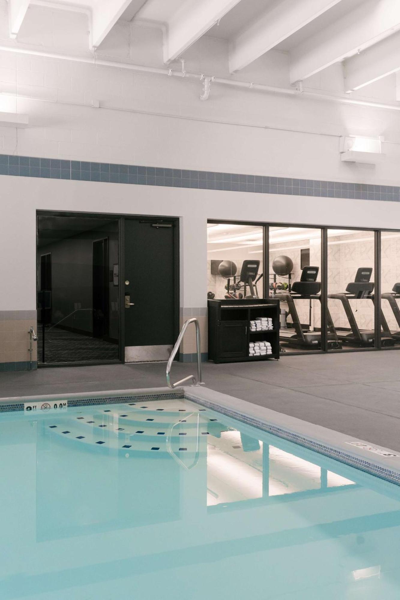 Doubletree By Hilton Lansing Hotel Екстериор снимка