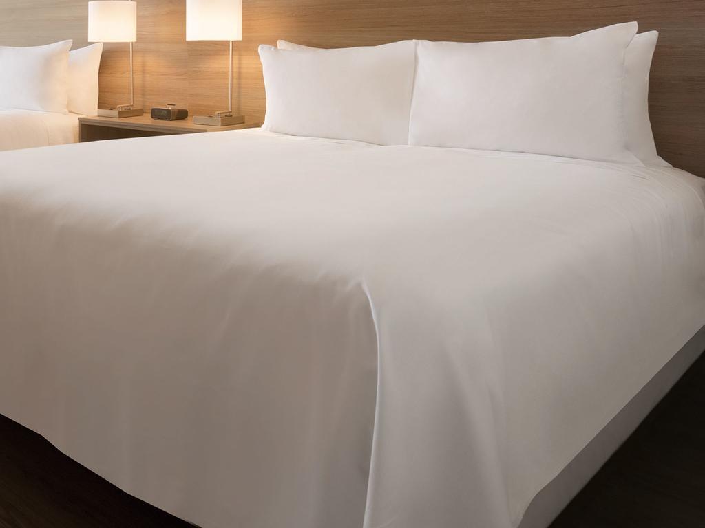 Doubletree By Hilton Lansing Hotel Стая снимка