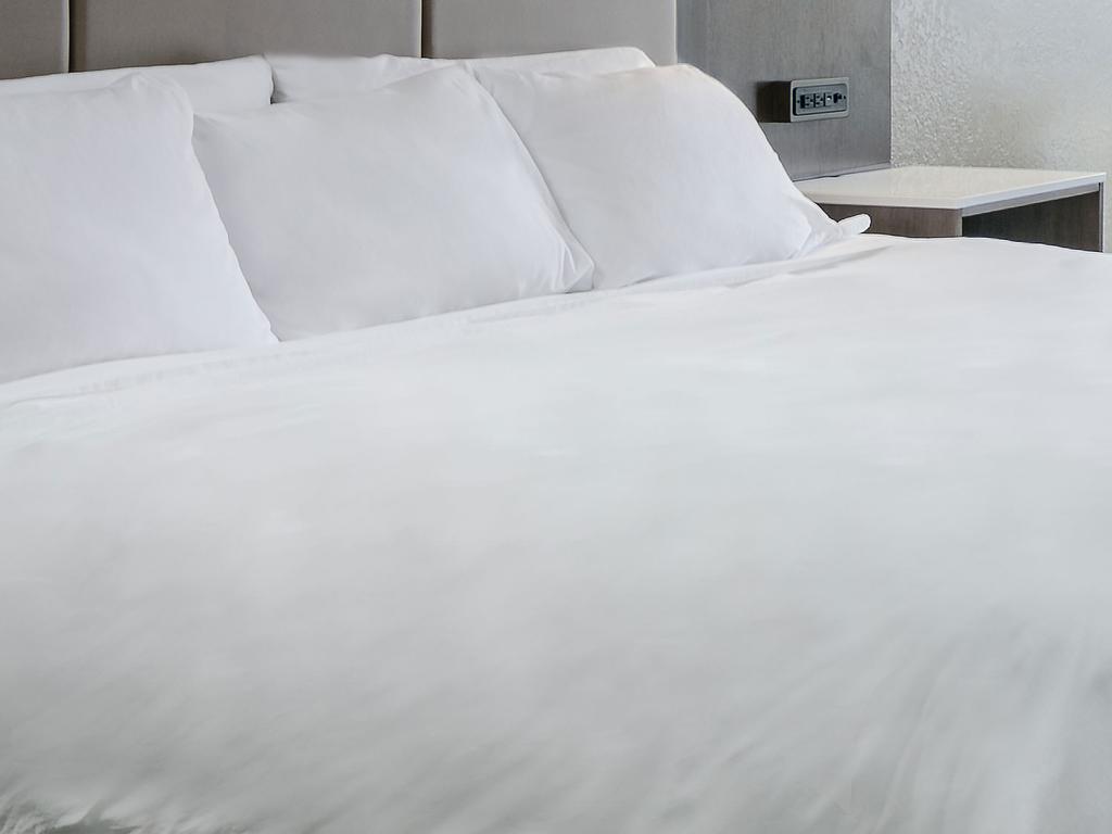 Doubletree By Hilton Lansing Hotel Стая снимка