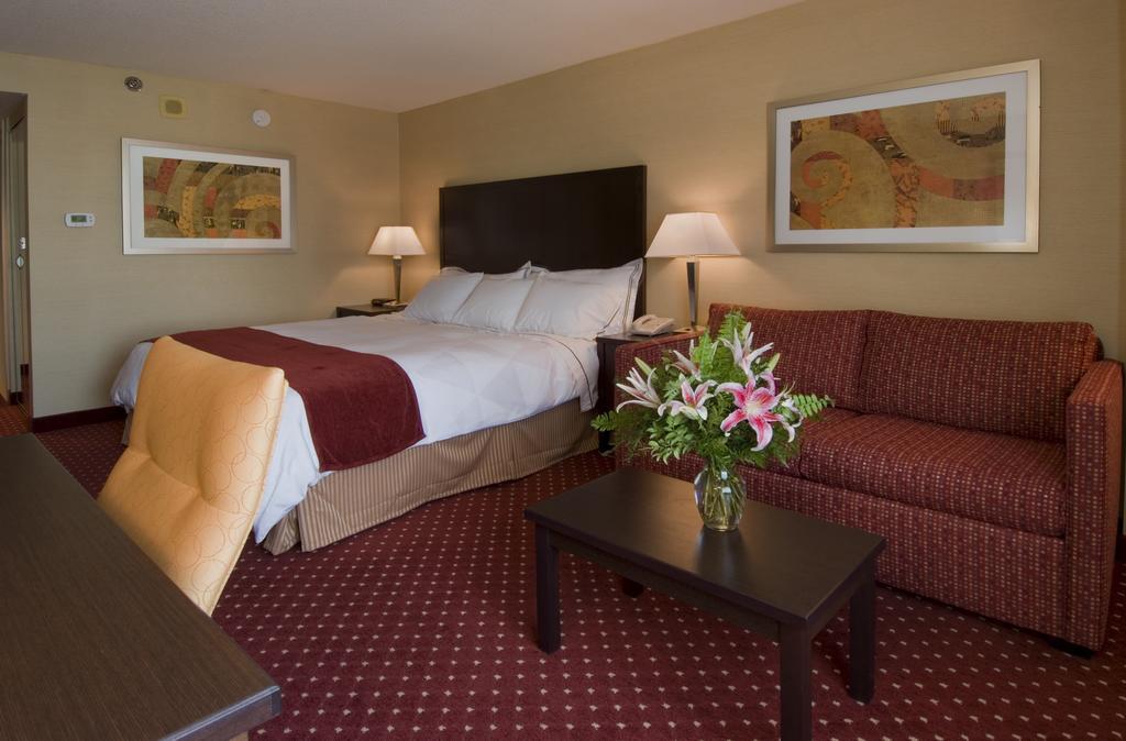 Doubletree By Hilton Lansing Hotel Стая снимка